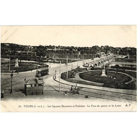 TOURS- Les Squares Descartes et Rabelais- Le Pont de pierre et la Loire Postcard - Picture 1 of 2